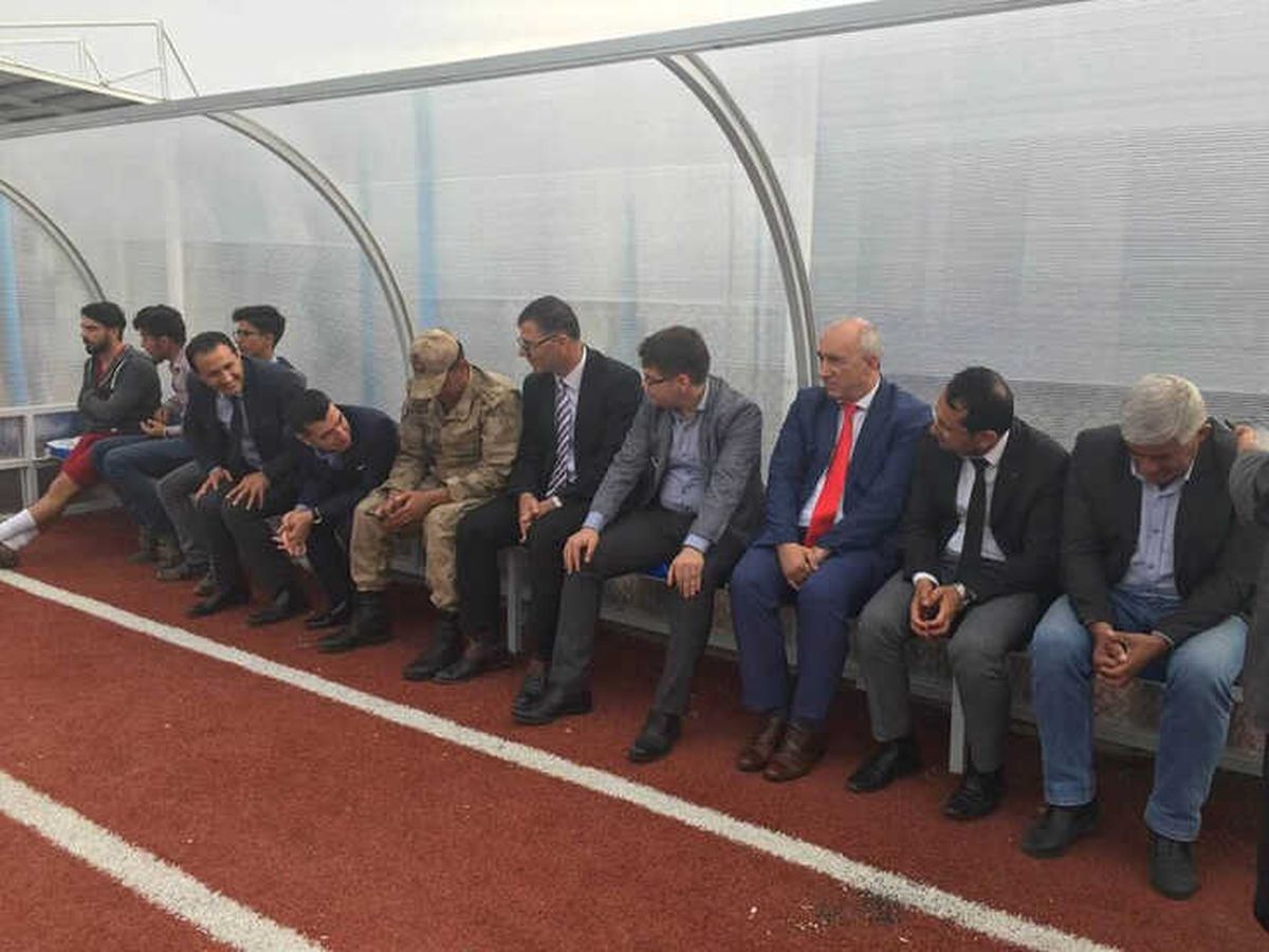 Protokol, Zeytin Dalı Turnuvası\'nın İlk Maçını Yedek Kulübesinde İzledi