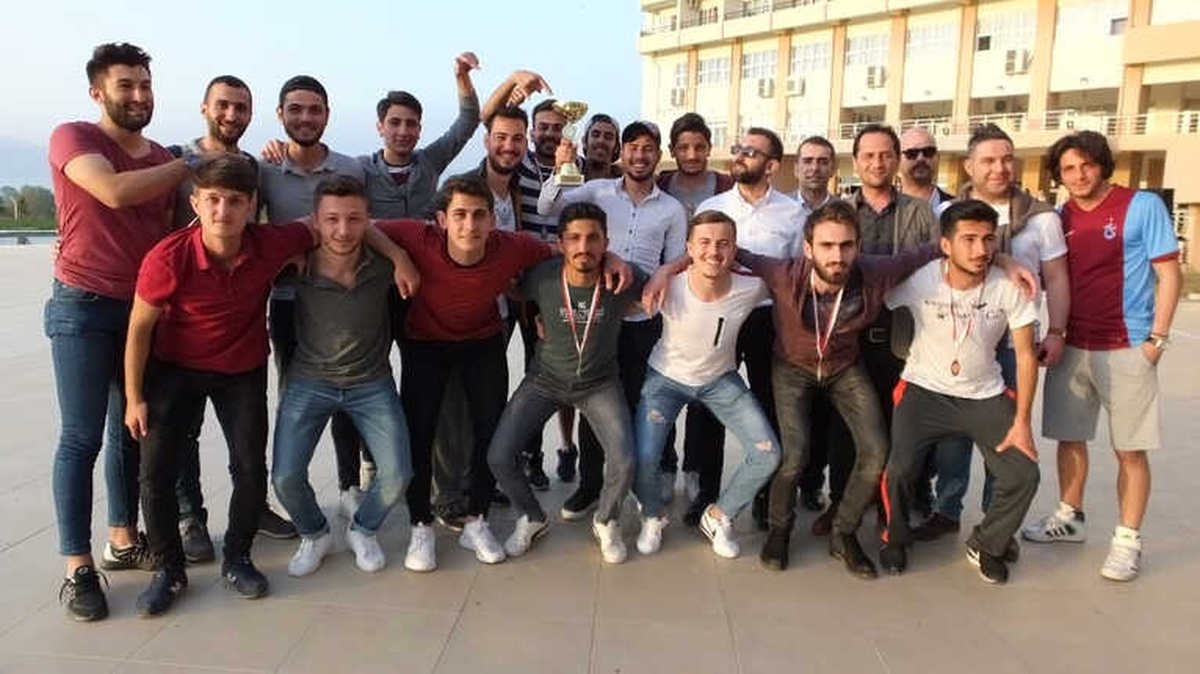 Şampiyon Olan Takımın Kaptanını Havuza Attılar