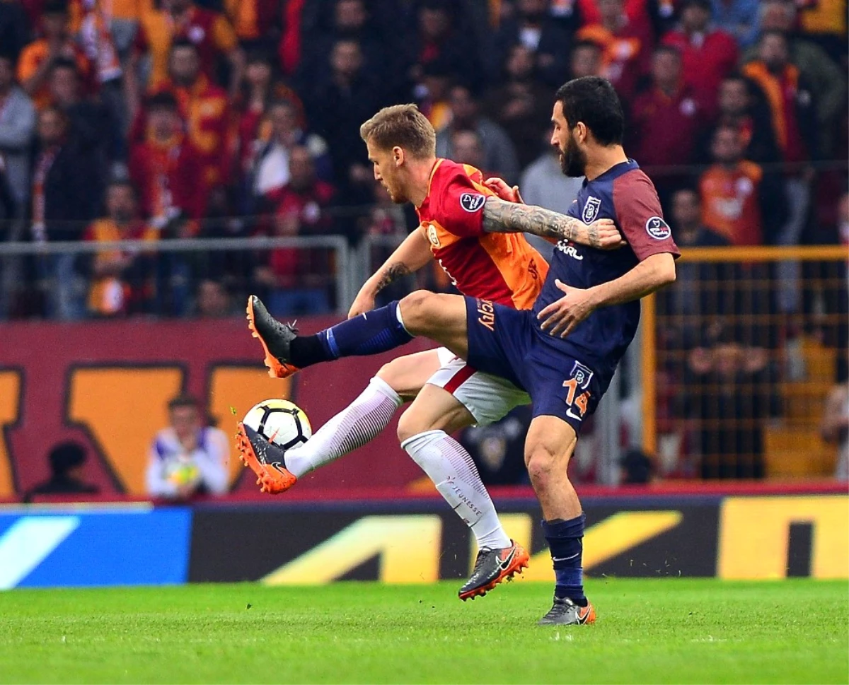 Spor Toto Süper Lig: Galatasaray: 0 - Medipol Başakşehir: 0 (İlk Yarı)
