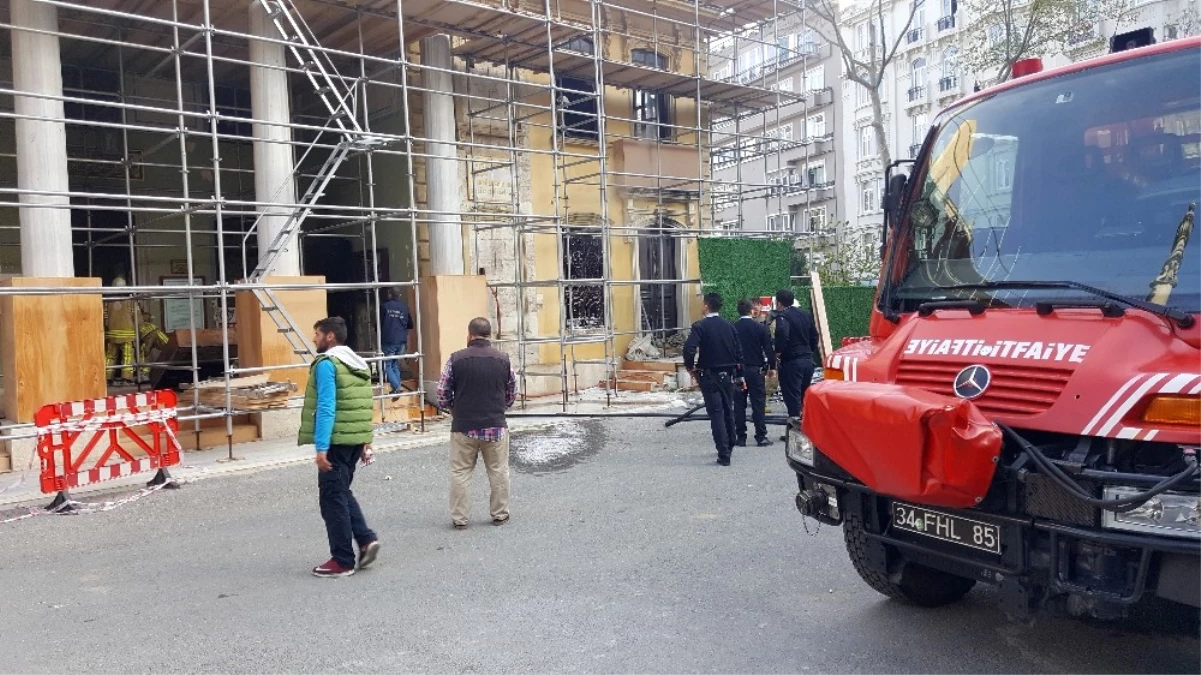 Teşvikiye Camii\'nde Yangın Paniği