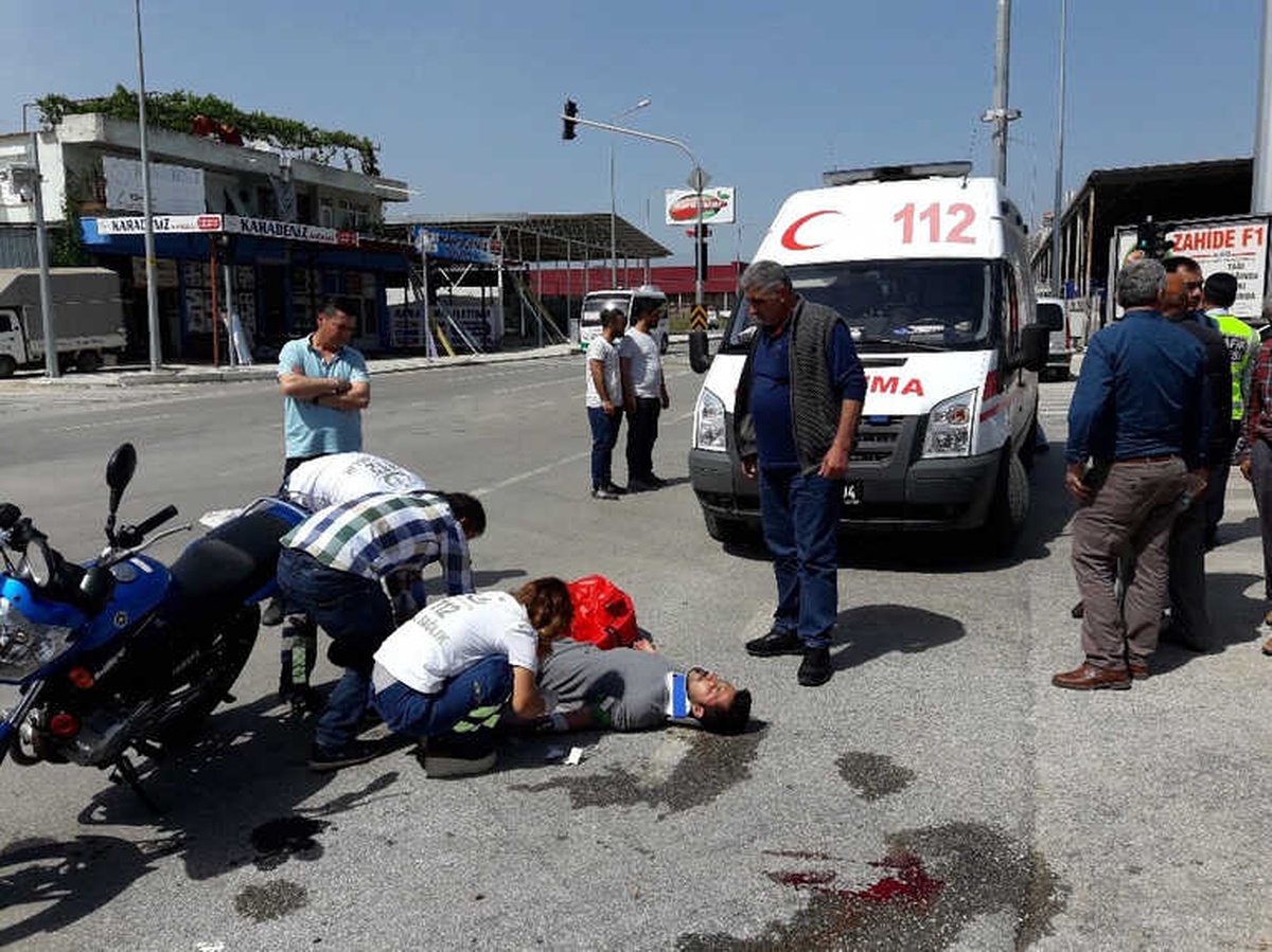 Antalya\'da Kamyonetle Motosiklet Çarpıştı: 2 Yaralı