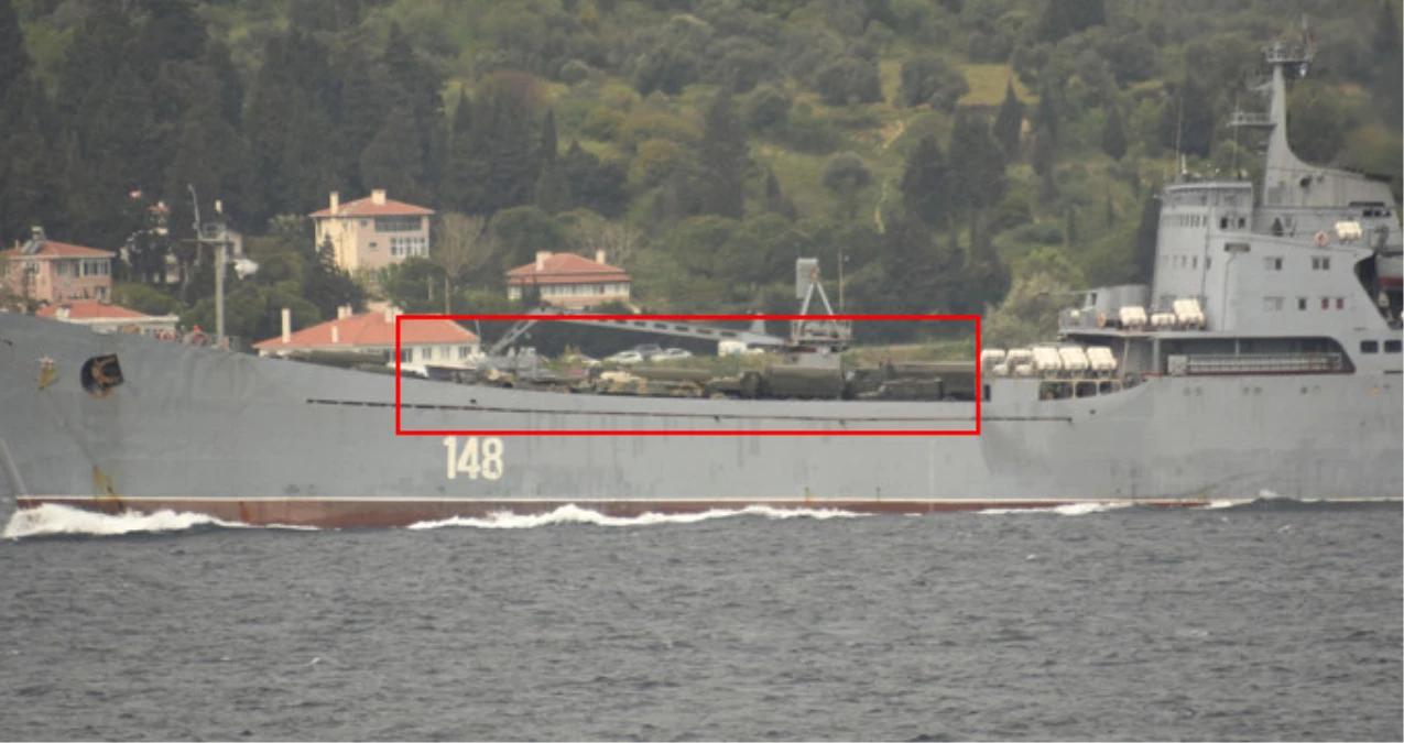 Askeri Araç Yüklü Rus Savaş Gemisi Çanakkale Boğazı\'ndan Geçti