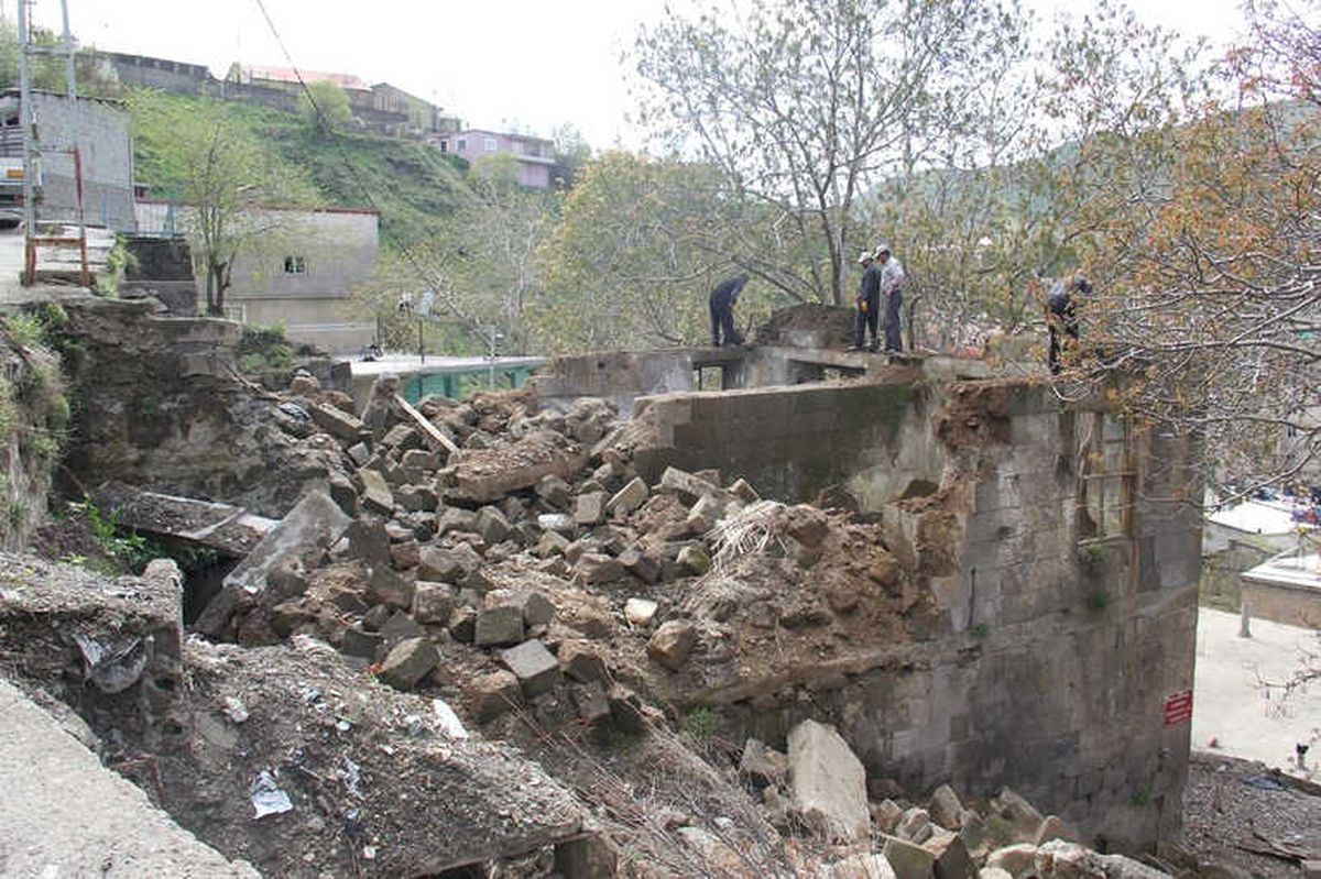 Bitlis\'teki Metruk Binalar Yıktırılıyor