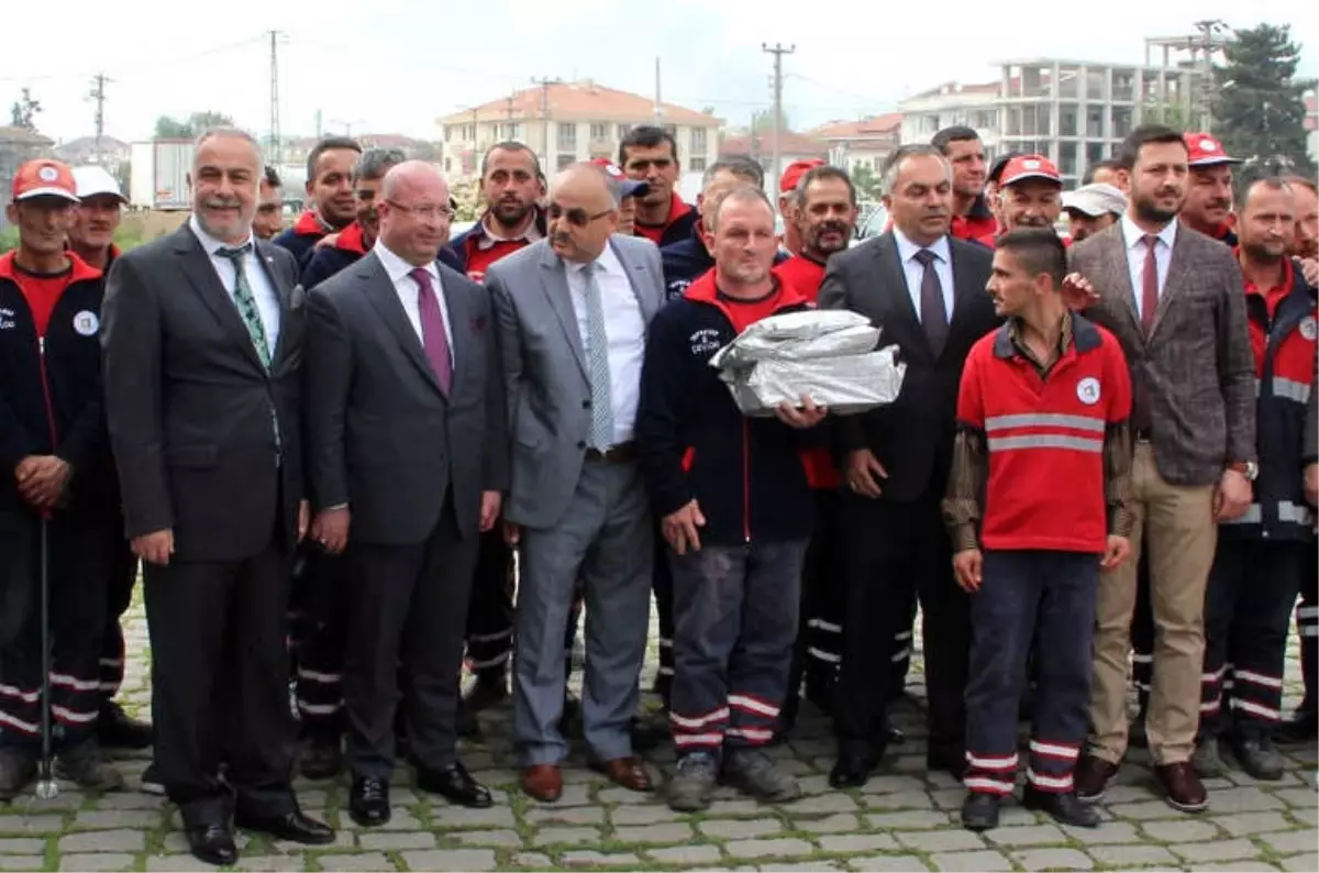Bulduğu Altın ve Para Dolu Çantayı Polise Teslim Eden Temizlik Görevlisine Başkan ve İş...