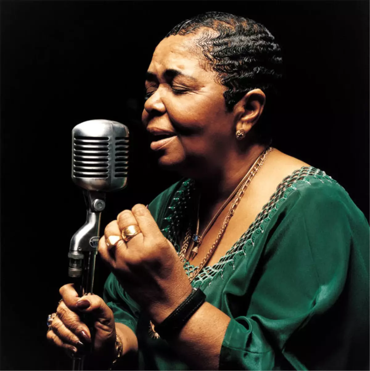 Cesaria Evora, 5 Mayıs\'ta Antalya 7 Mayıs\'ta İstanbul\'da!