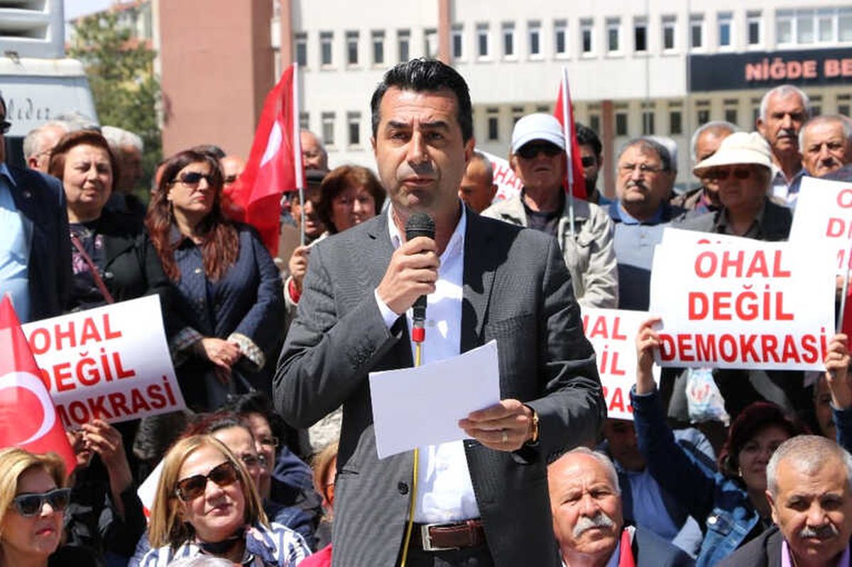 CHP\'den \'Ohal Değil Demokrasi İstiyoruz\' Eylemi