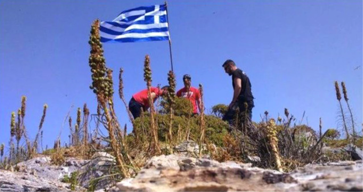 Ege\'de Yeni Gerilim! SAT Komandoları, Kayalığa Dikilen Yunan Bayrağını Kaldırdı