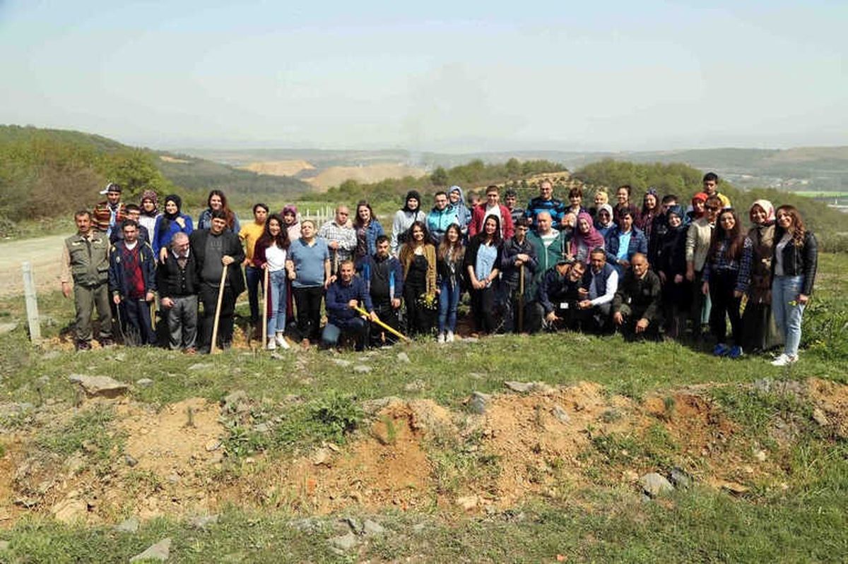 Engelliler Üniversite Öğrencileriyle Birlikte 60 Fidan Dikti
