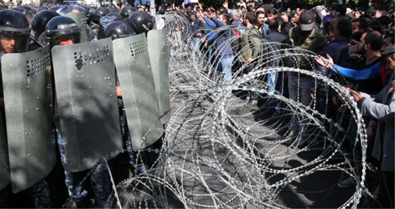 Ermenistan\'da Sarkisyan Karşıtı Göstericiler Polisle Çatıştı