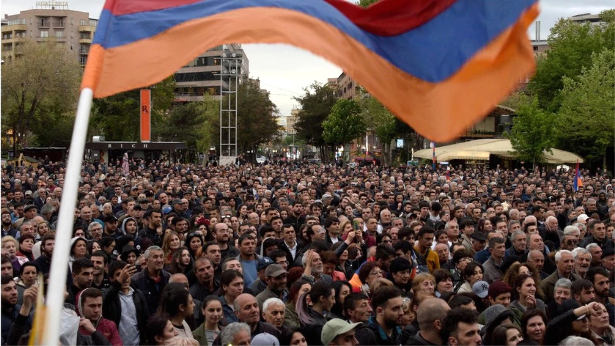 Ermenistan\'da \'Sarkisyan Başbakan Olmasın\' Diyen Binlerce Kişi Sokaklara Döküldü