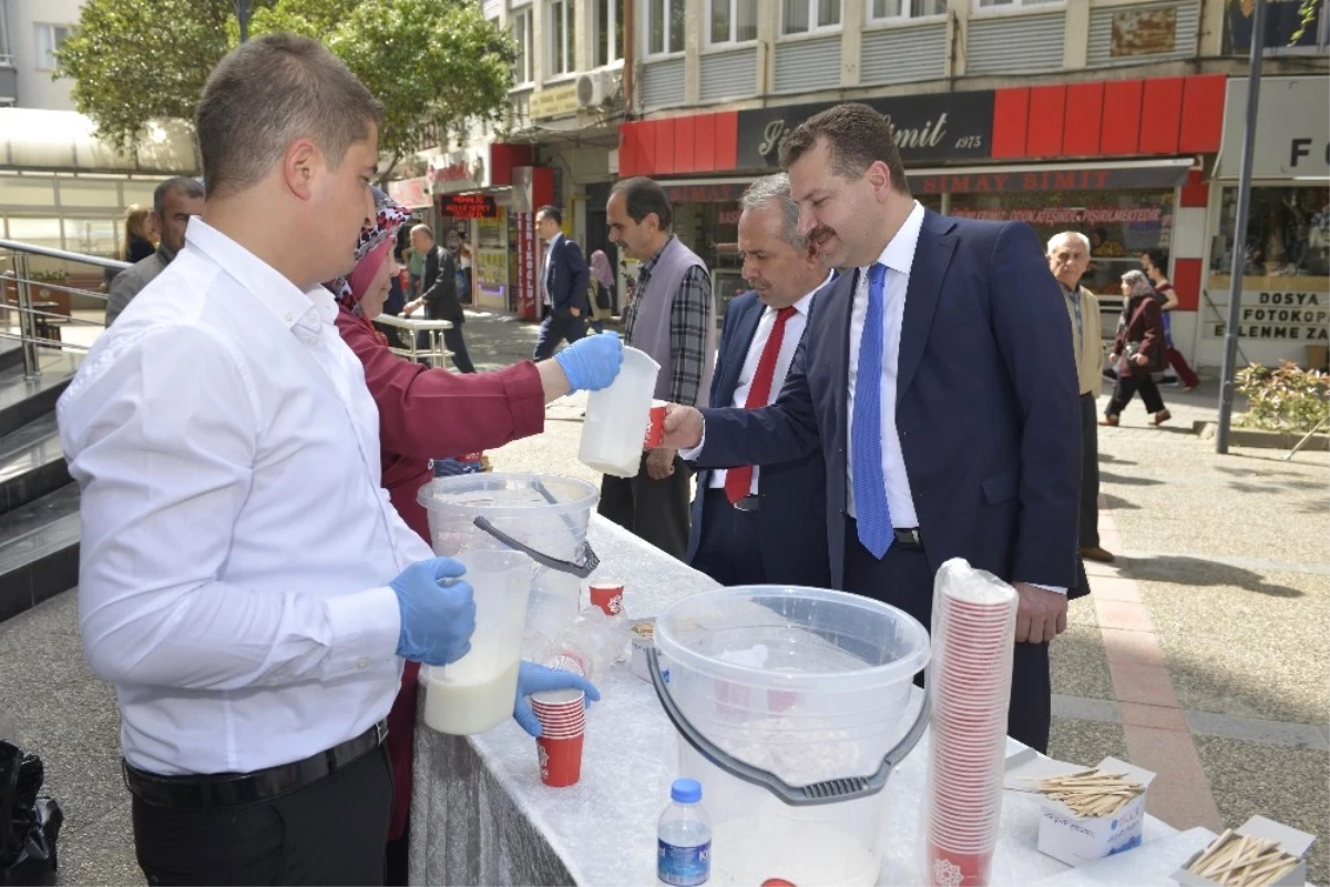 Karesi Belediyesi Vatandaşlara Ücretsiz Süt Dağıttı