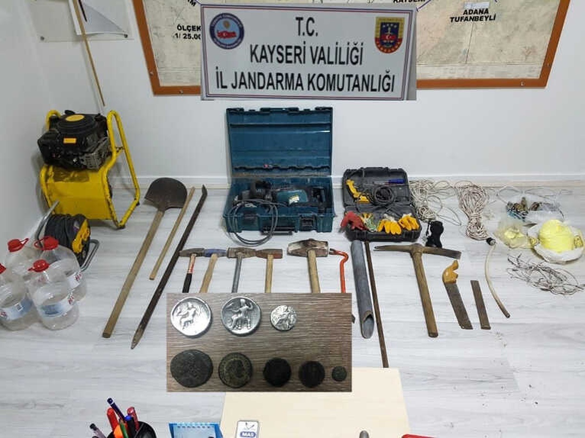 Kayseri\'de İzinsiz Kazı Yapan Şahıslara Operasyon: 9 Gözaltı