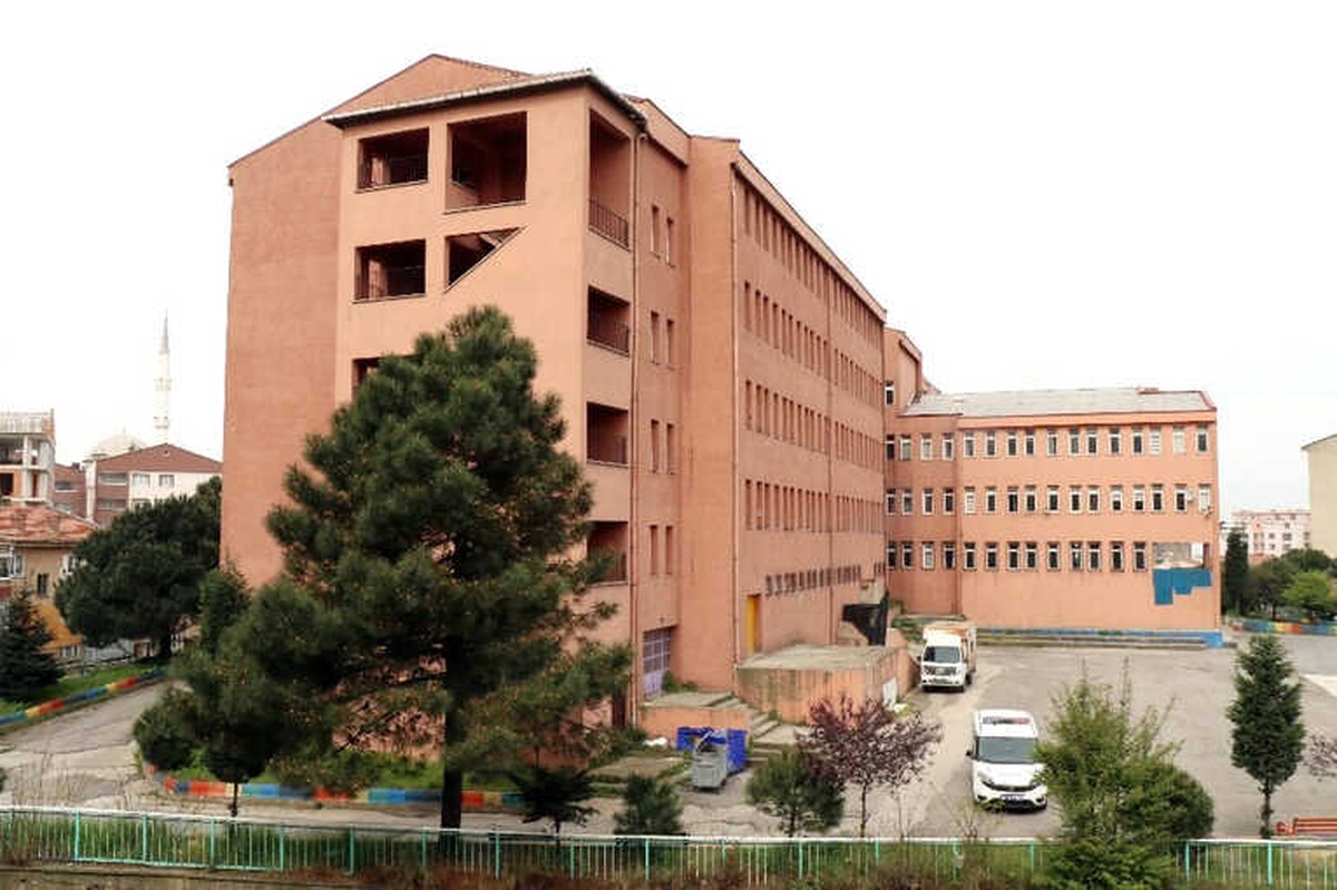 Lise Öğrencisi Kız, Okulun 3. Katından Aşağıya Atladı