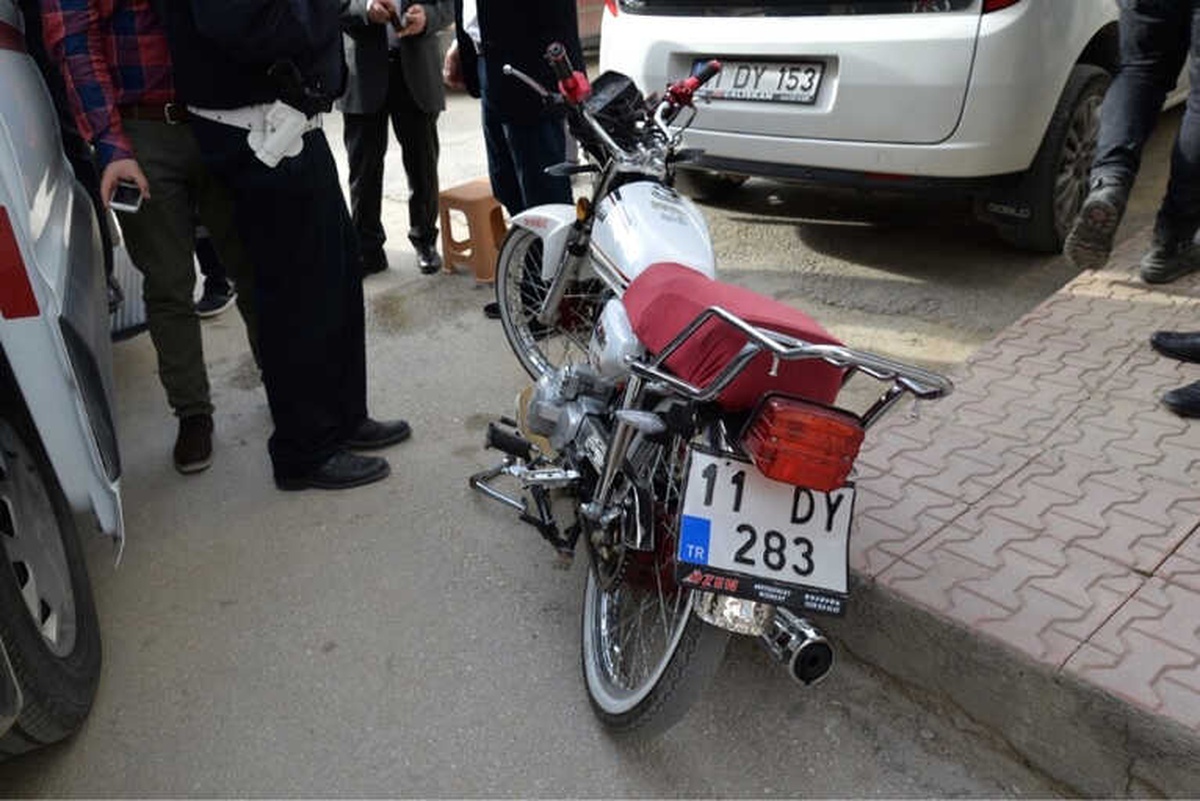 Motosiklet ile Otomobil Çarpıştı: 2 Yaralı
