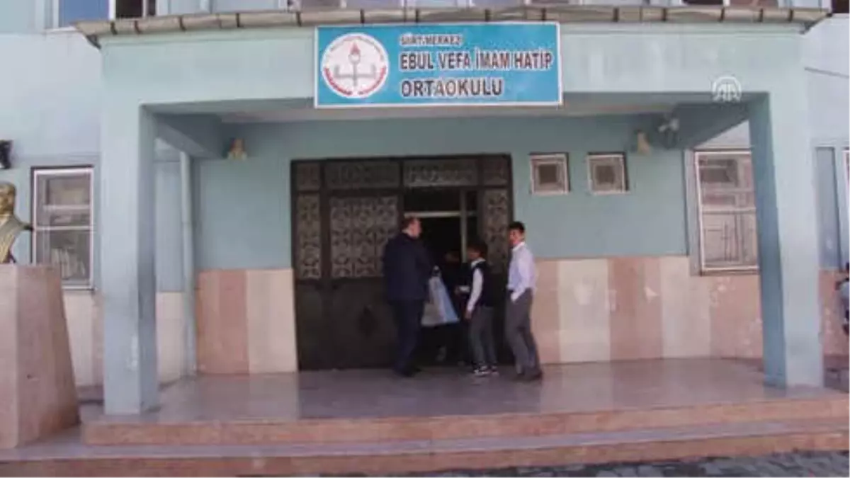 Öğrencilerden İhtiyaç Sahibi Ailelere Giyim Yardımı