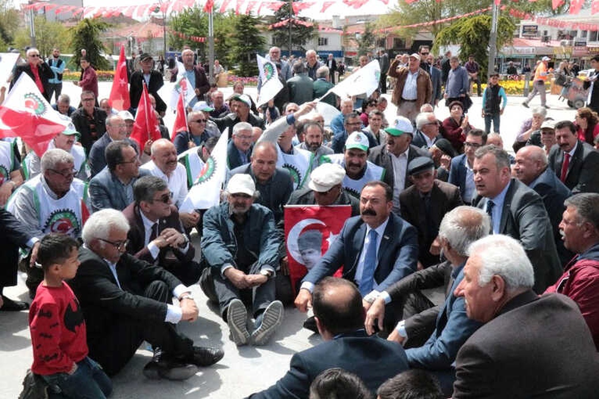 Ohal Protestosu İçin Cacabey Meydanında Oturma Eylemi Yaptılar