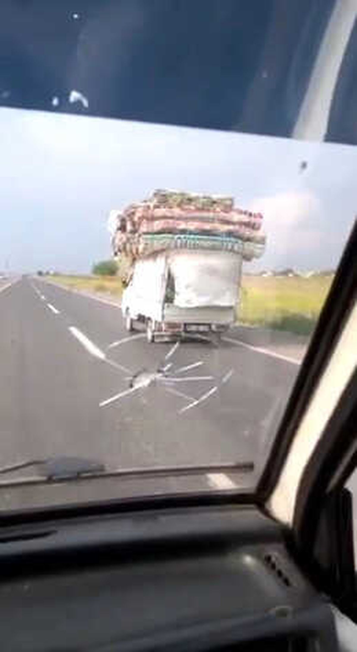 Boyunu Aşan Yükle Trafikte Yol Aldı