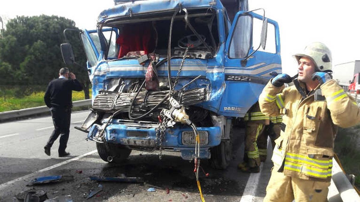 Hadımköy\'de Sıkışmalı Trafik Kazası