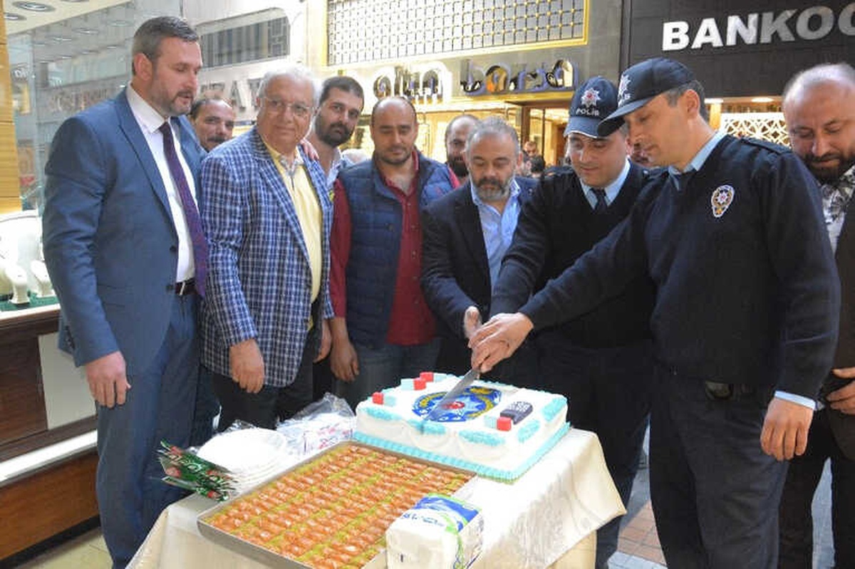 Soygun İhbarına Giden Polise Pasta Süprizi