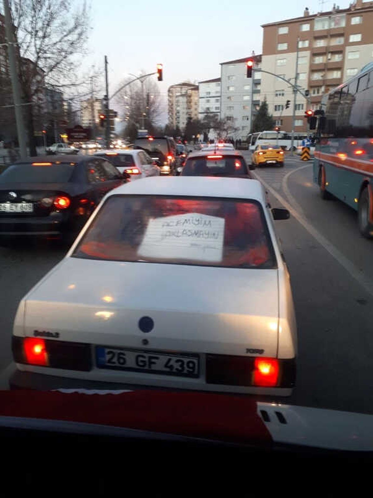 Trafikte Şaşırtan Uyarı; \'Acemiyim Yaklaşmayın\'