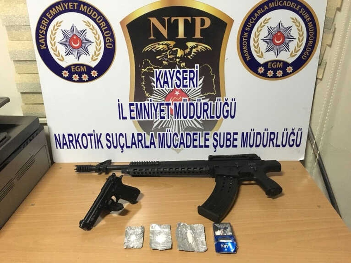 Uyuşturucu Taciri Tabanca ve Tüfekle Yakalandı