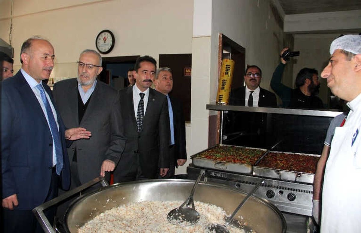 Vali AŞ Evinde Kendi Elleriyle Yemek Dağıttı
