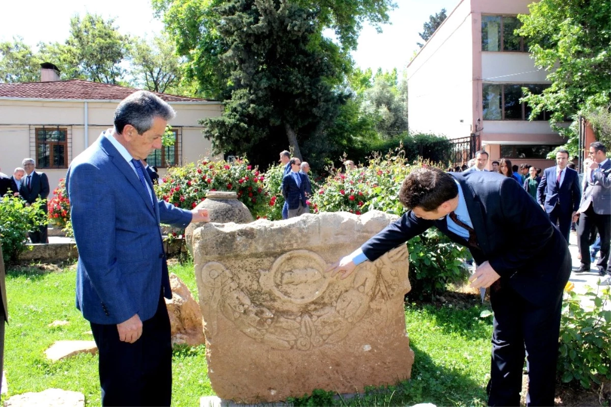 Vali Kalkancı Roma Dönemine Ait Lahit Mezarı İnceledi