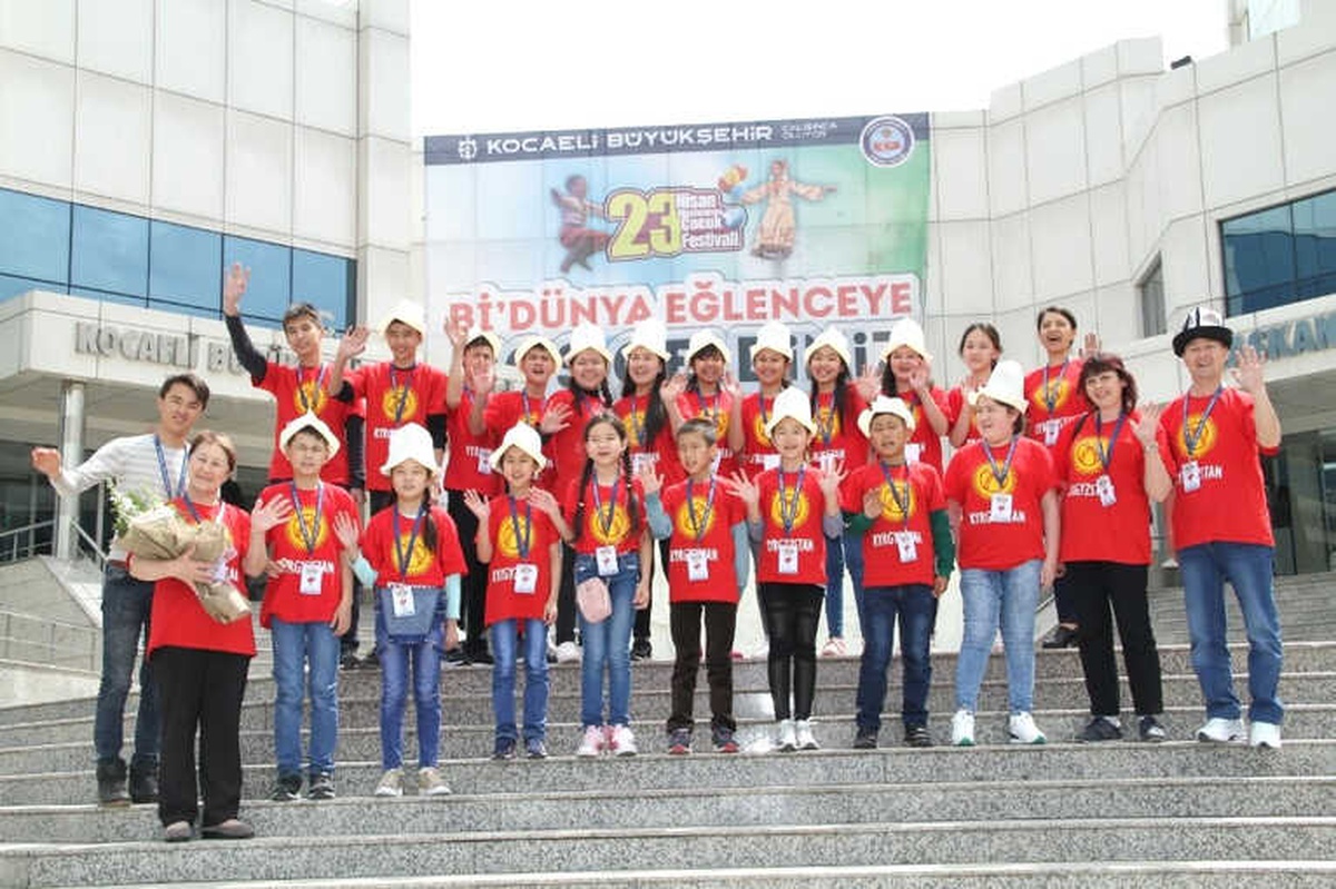 23 Nisan Festivali\'ne Gelen Kırgizistanlı Çocuklar Çiçeklerle Karşılandı
