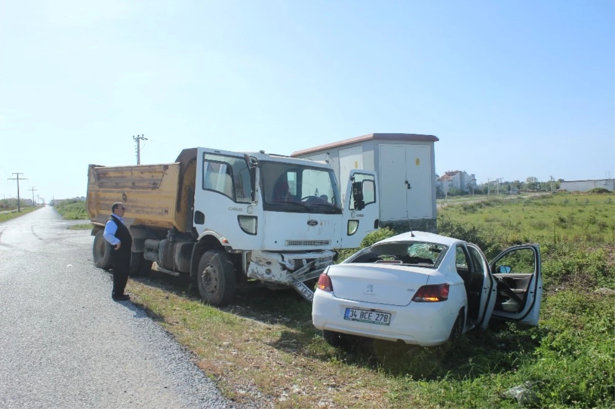Antalya\'da Kamyon ile Otomobil Çarpıştı: 1 Yaralı