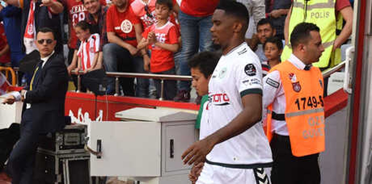 Antalyaspor Eto\'o\'yu Tff\'ye Şikayet Ediyor! Cinsel Organını Gösterdi İddiası...