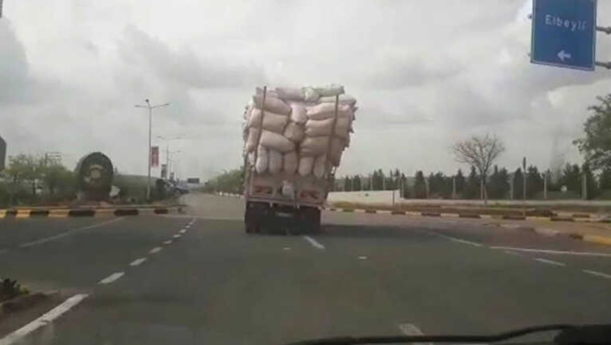 Aşırı Yüklü Kamyon Trafikte Tehlike Saçtı