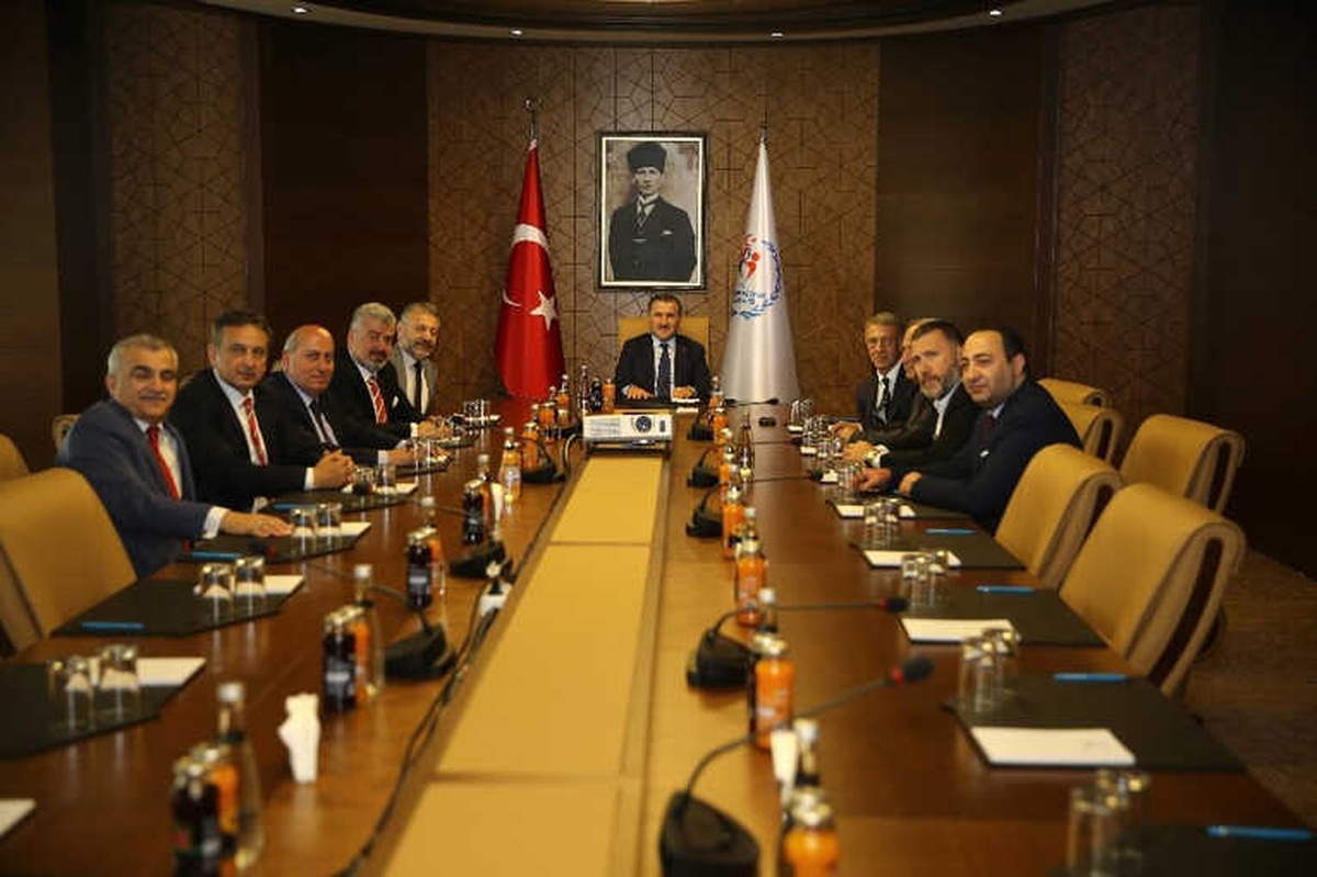 Bakan Osman Aşkın Bak, Trabzonspor Yönetimini Kabul Etti