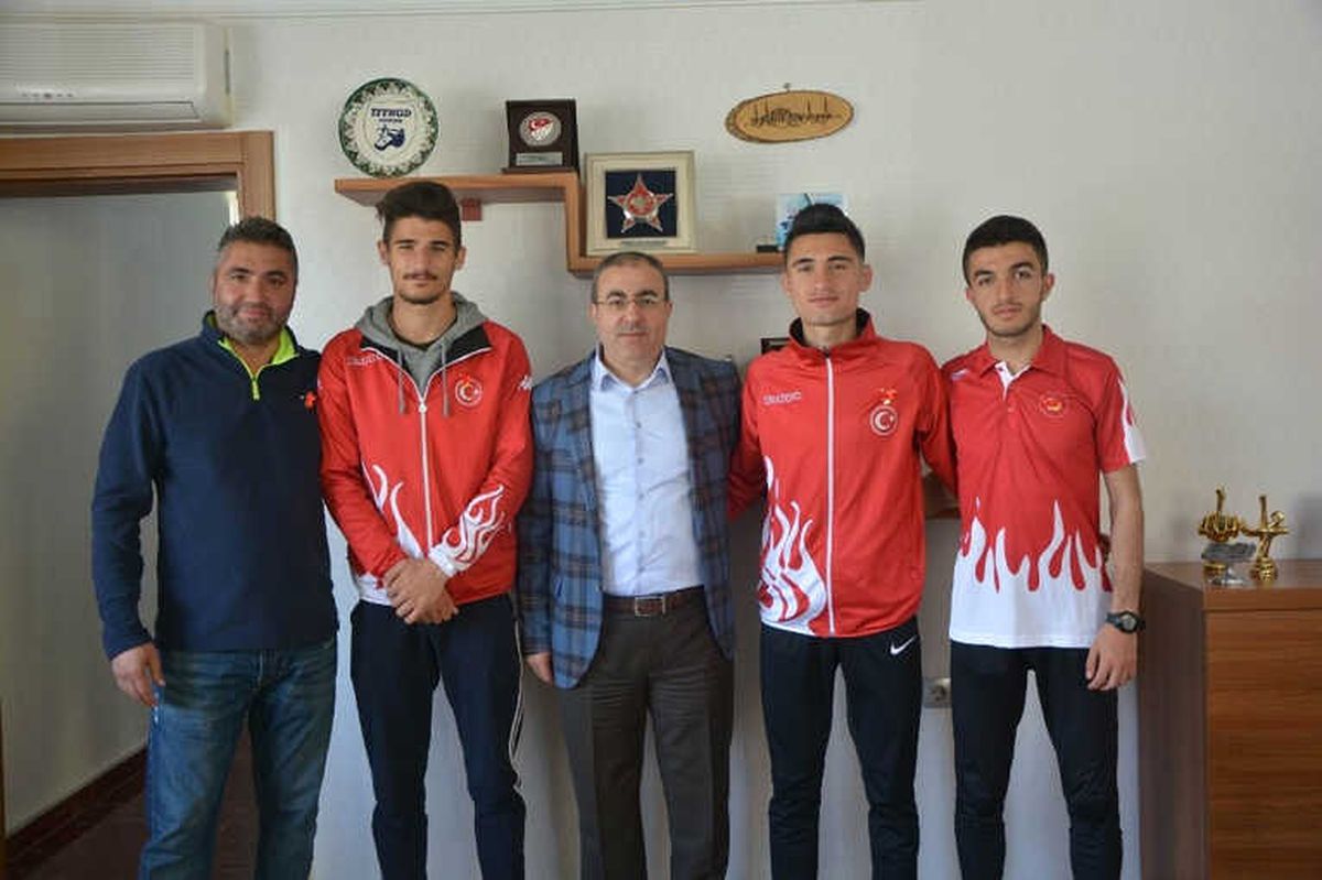 Dünya Üçüncülüğü Elde Eden Atletizm Takımı Ünlüer\'i Ziyaret Etti