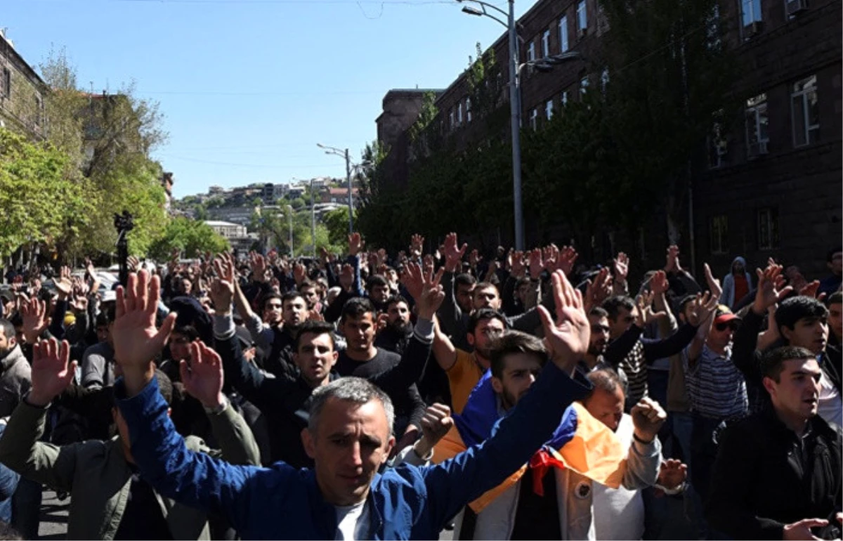 Ermenistan\'da Sarkisyan\'a Karşı Gösteriler Yayılıyor