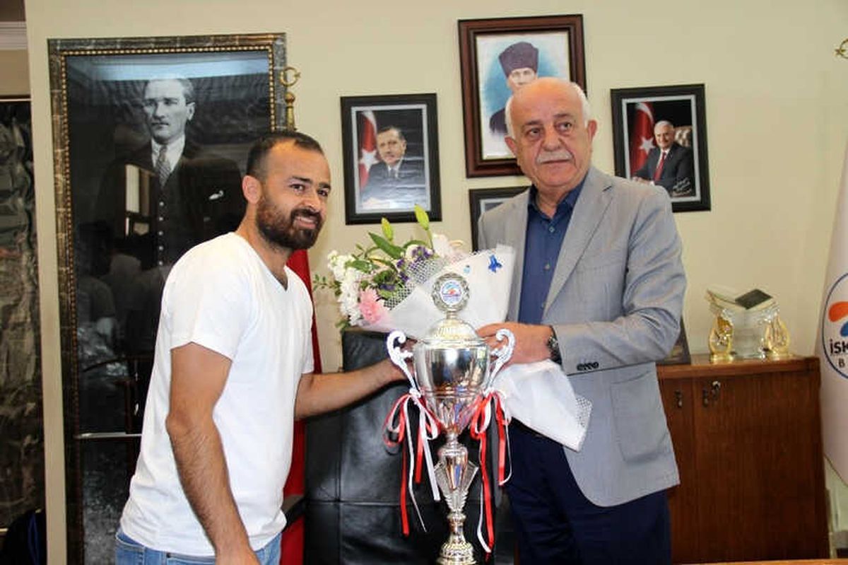 Futbolcular Şampiyonluk Kupasını Seyfi Dingil\'e Takdim Etti