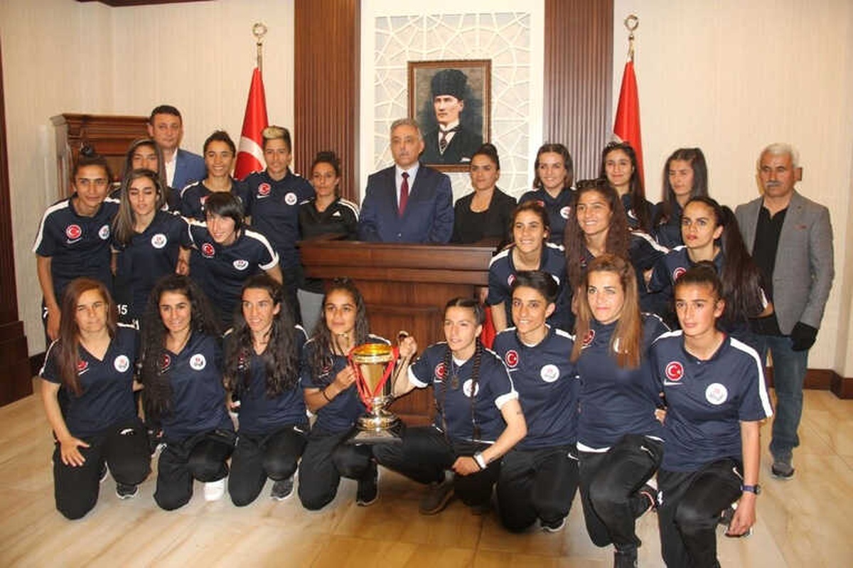 Kadın Futbolculardan Vali Toprak\'a Ziyaret