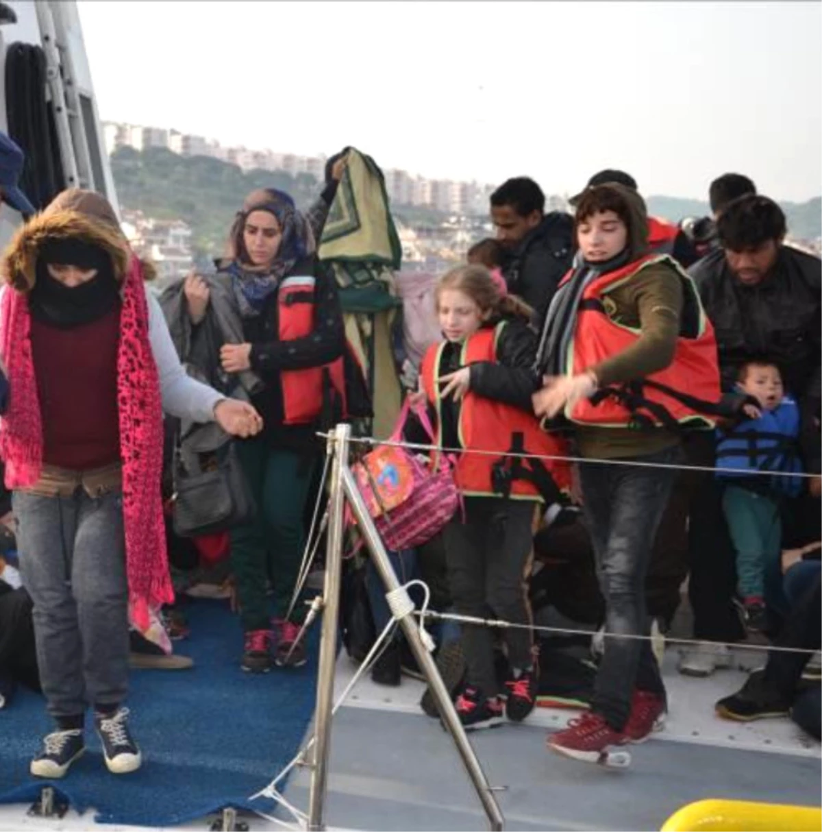 Kuşadası Körfezi\'nde 49 Kaçak Göçmen Yakalandı