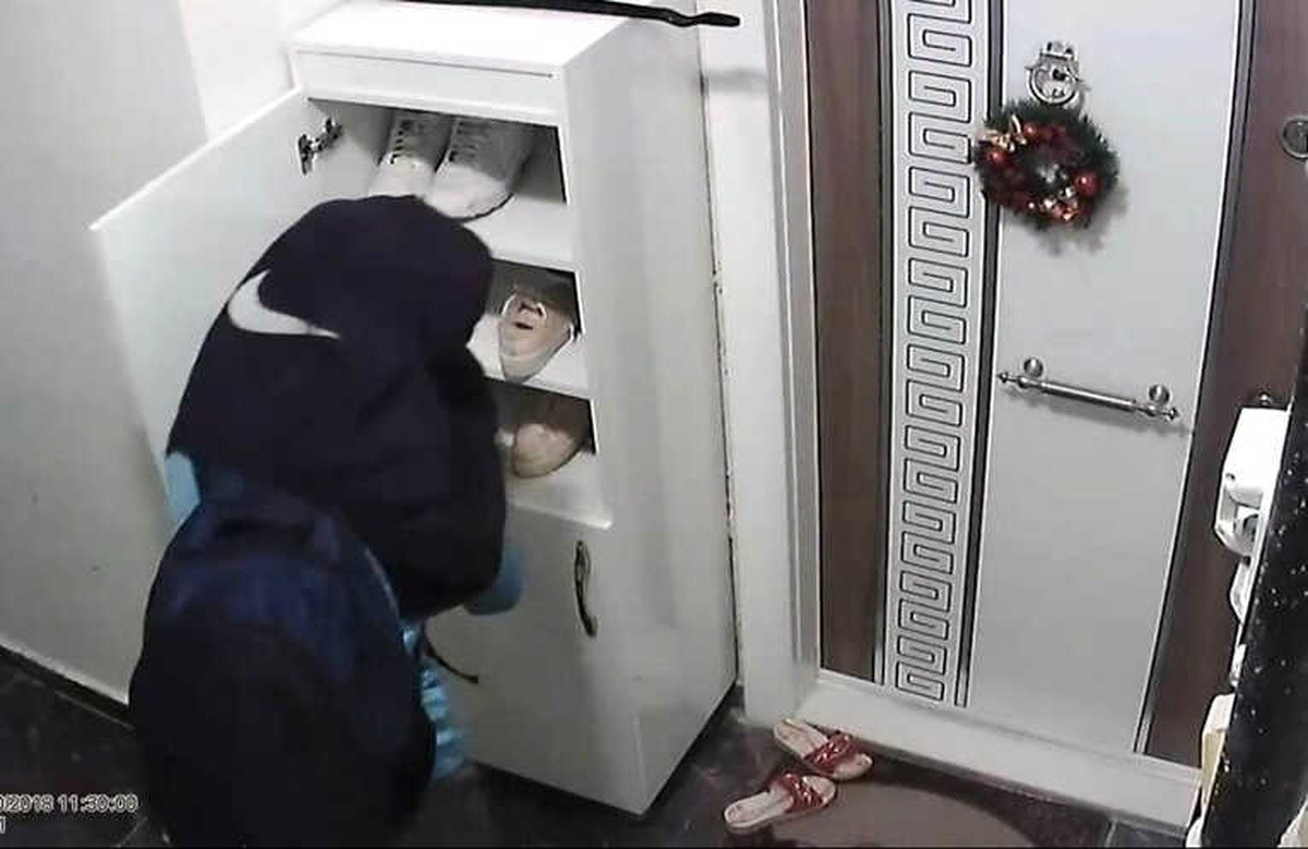 Öğrenci Kıyafetli Hırsız Kameralara Yakalandı