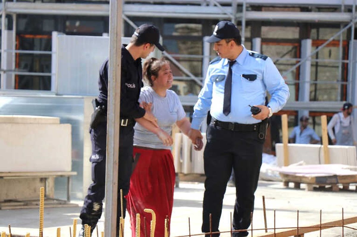 Önce Üst Geçitten Sarktı, Sonra 5 Metreden Atlamak İstedi
