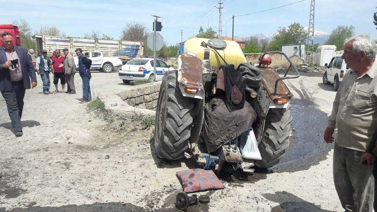 Otomobilin Çarptığı Traktör 2\'ye Bölündü: 2 Yaralı