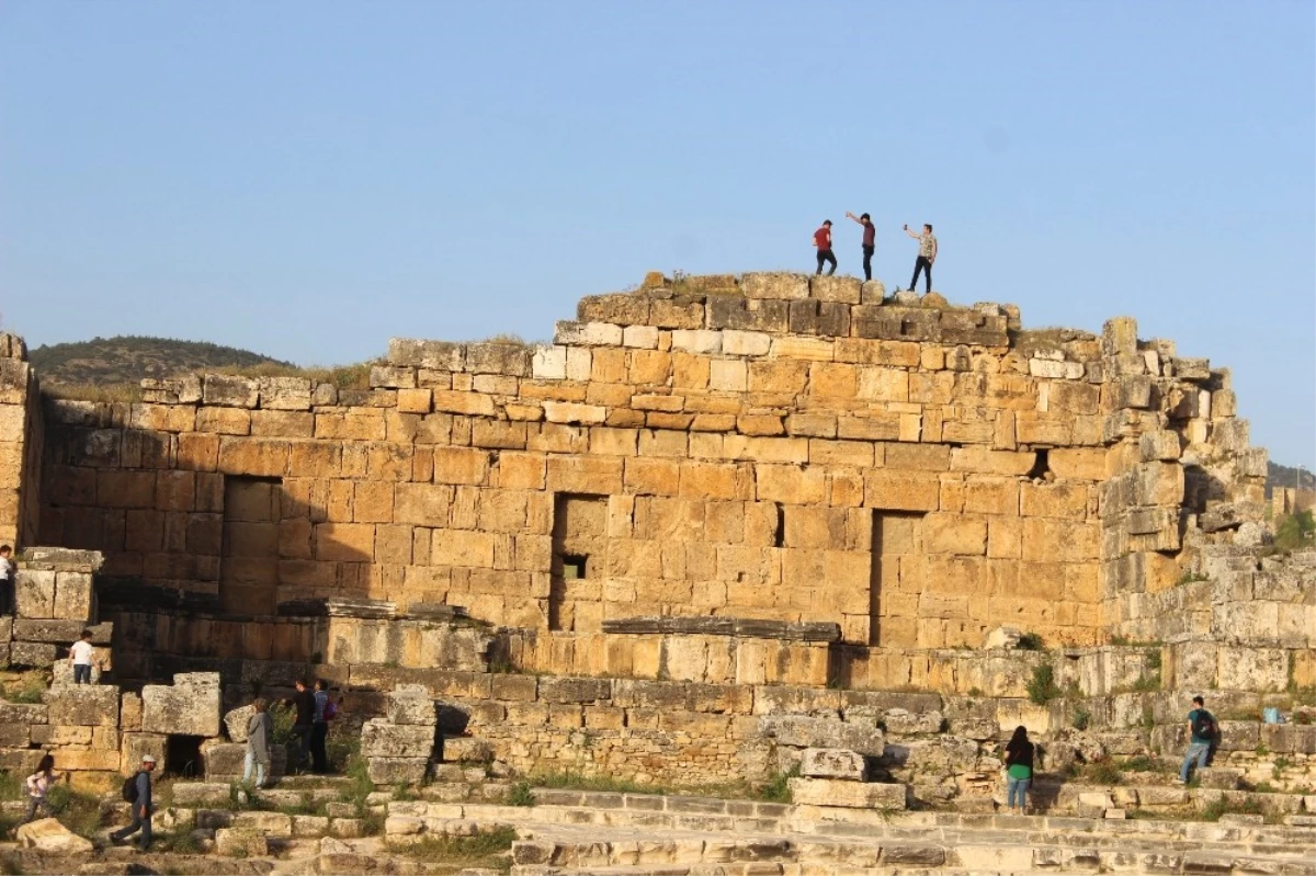 Pamukkale\'ye Ücretsiz Girişler İçin Uzun Kuyruk Oluştu