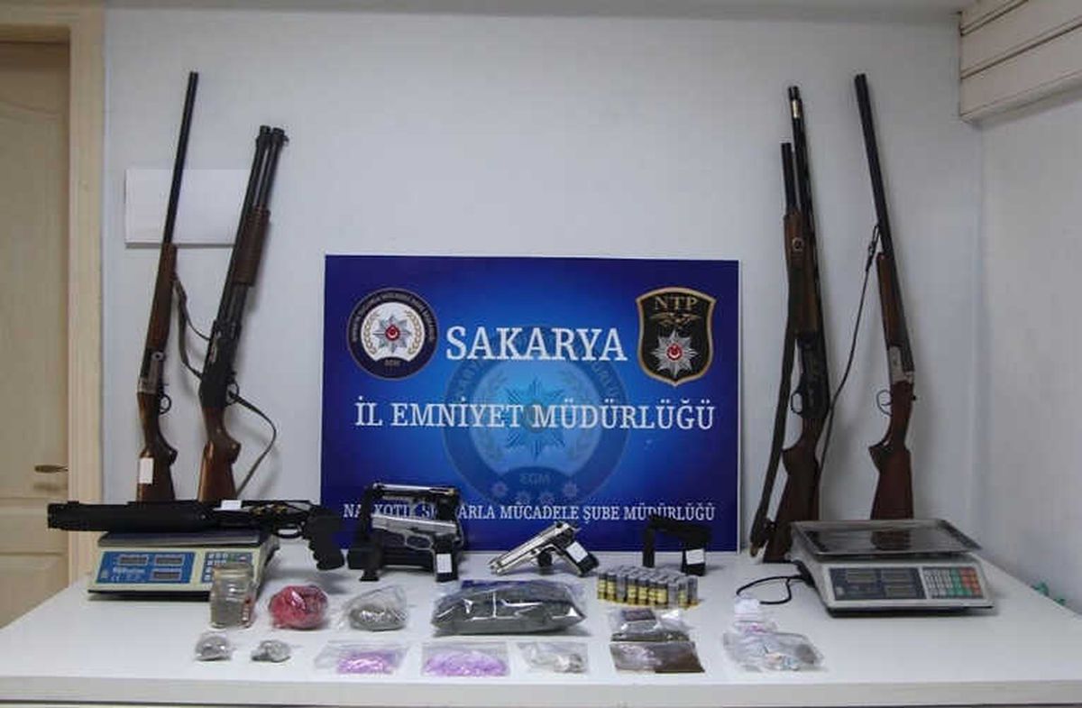 Sakarya\'da Sokak Satıcılarına Operasyon: 18 Gözaltı