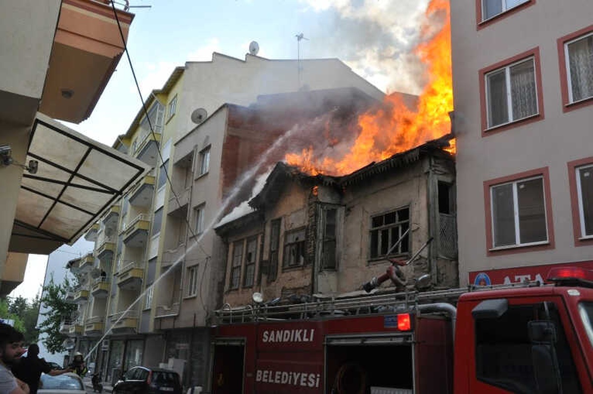 Sandıklı\'da Koruma Altındaki 200 Yıllık Tarihi Binada Yangın