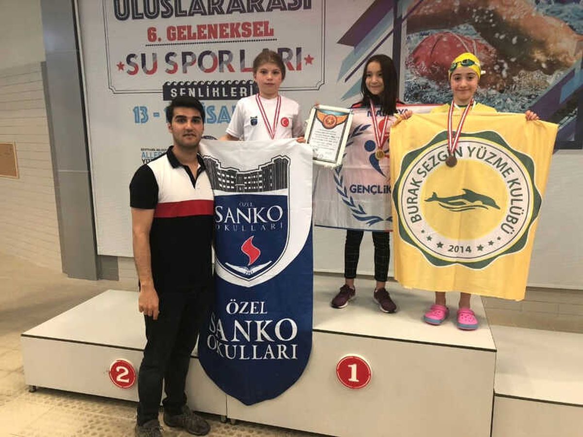 Sanko\'lu Yüzücülerden Rekor