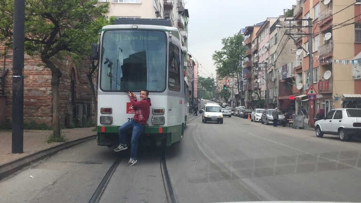 Tramvay Arkasında Tehlikeli Yolculuk Cep Telefonu Kamerasına Yansıdı