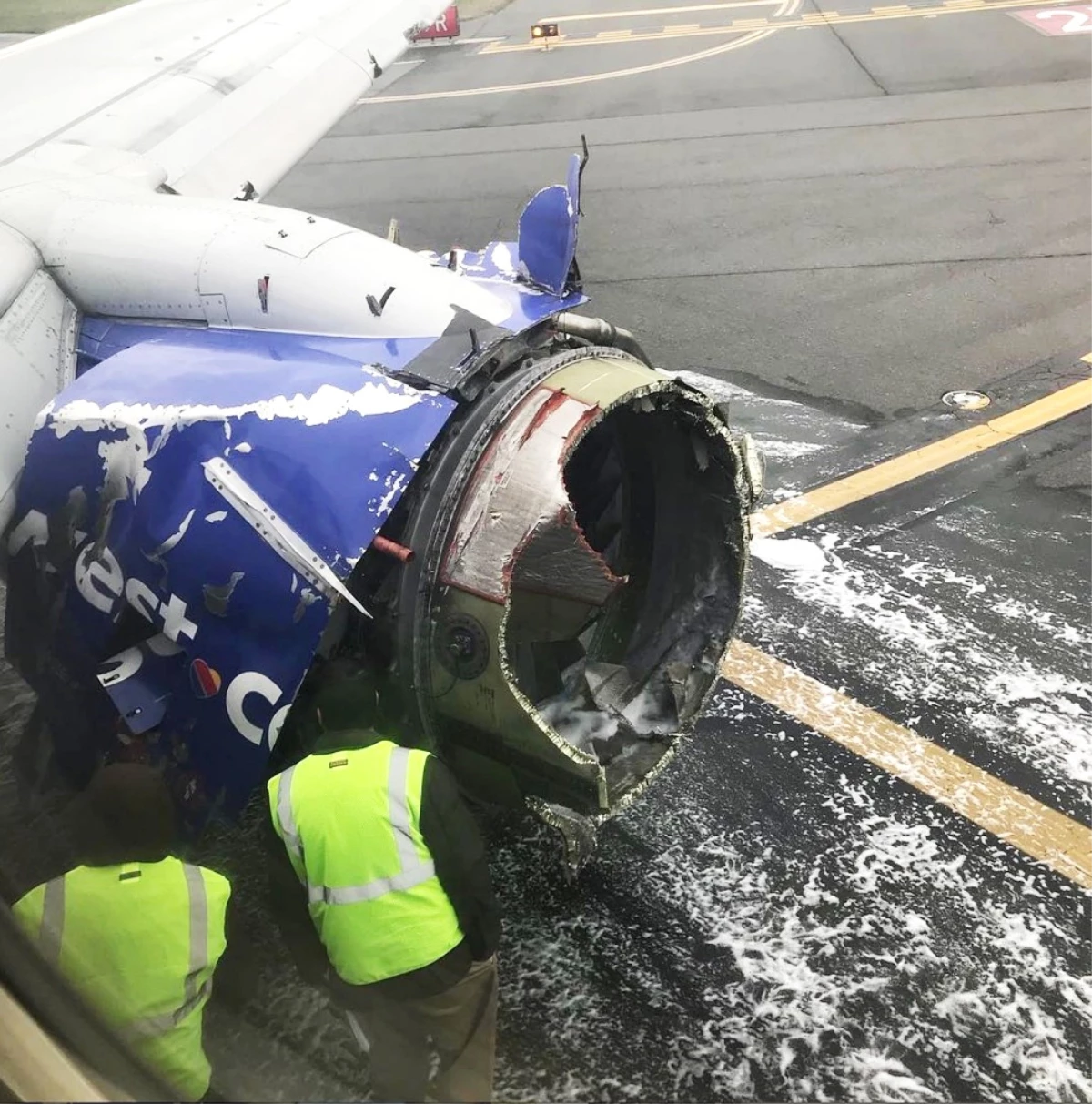 Uçağın Motorundaki Parça Kopup Camı Parçaladı: 1 Ölü