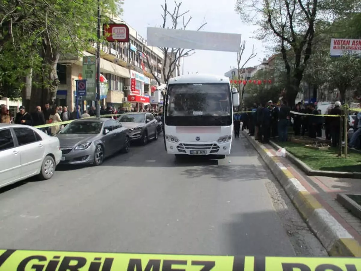 Üsküdar\'da Yaşlı Kadın Servis Midibüsünün Altında Kaldı