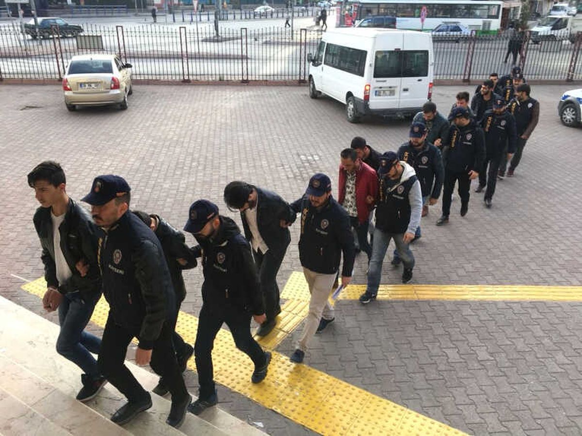 Vatandaşların Banka Hesaplarını Boşaltan 17 Kişi Yakalandı