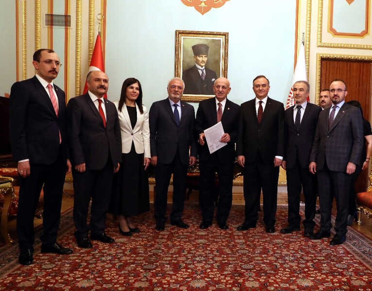AK Parti ve MHP Grup Başkanvekilleri, Erken Seçim Teklifini TBMM Başkanlığına Sundu.