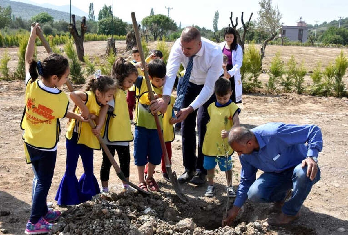 Aliağalı Öğrenciler Uzunhasanlar\'da Fidan Dikti